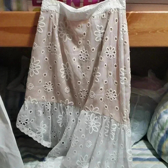 F21 Symmetrical lace skirt - Picture 4 of 12